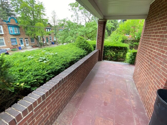 Building Photo - 8/1 Fantastic Location. Fenced Yard. 4 bed 2 bath. Porch. Hardwood. Close to CMU