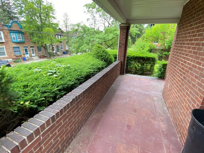 Building Photo - 8/1 Fantastic Location. Fenced Yard. 4 bed...