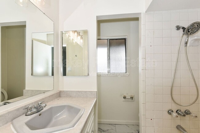 Building Photo - 5422 Roundtree Ct