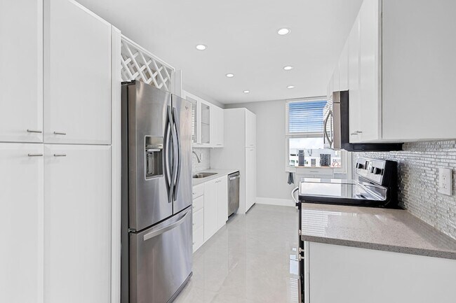 Building Photo - 2800 E Sunrise Blvd