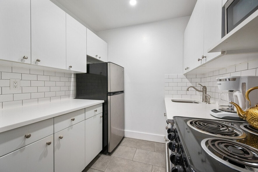 Building Photo - 132 E 45th St