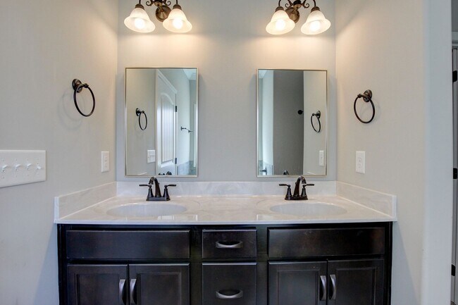 Building Photo - Sharp 4 bedroom HUGE house off exit 1 of I 24