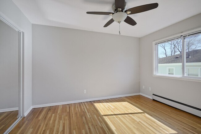 Building Photo - Remodeled 2 bed featuring new kitchen