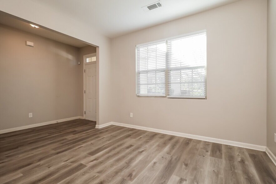 Building Photo - 207 Shaker Hollow Dr
