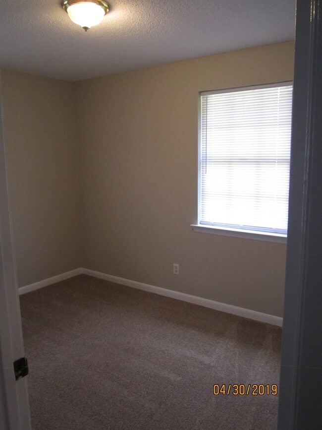 Building Photo - Sellers Court in Level Plains!  Freshly Pa...