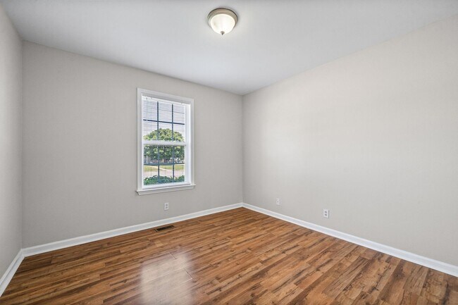 Building Photo - 3865 Roscommon Way