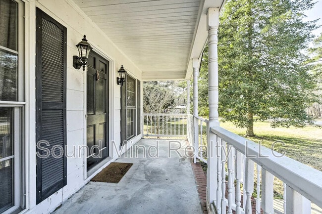 Building Photo - 144 Parkwood Cir
