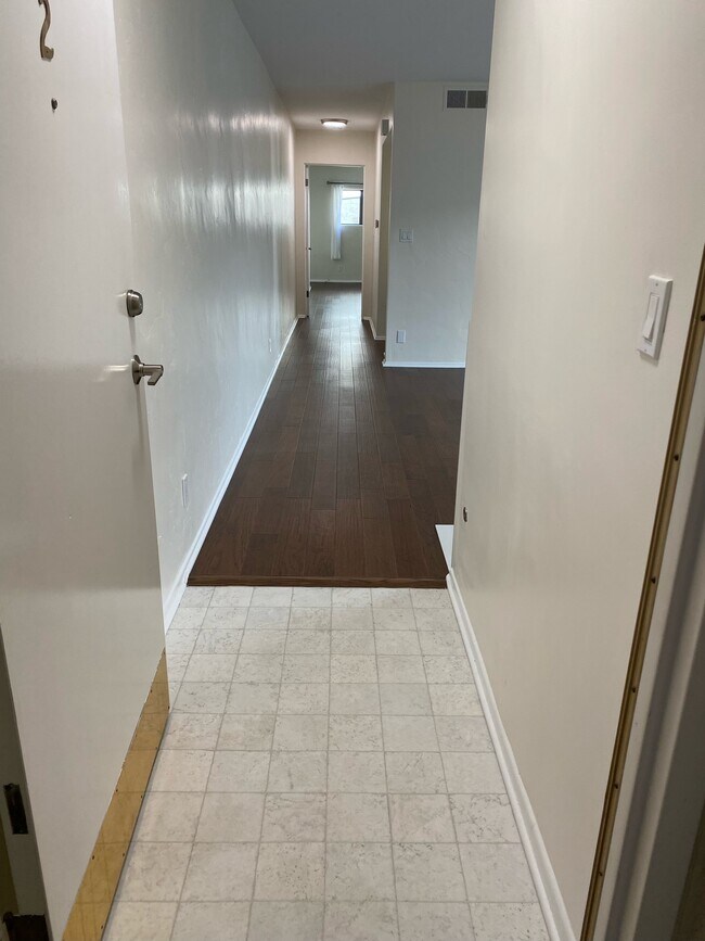Entry way - 1321 California Ave