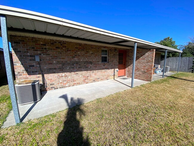 Building Photo - Spacious 2-Bedroom Duplex Near McNeese Sta...