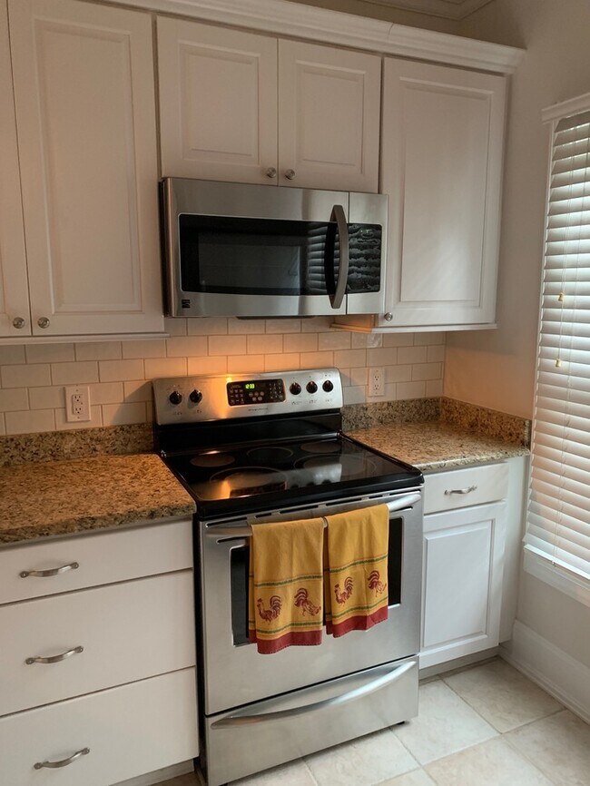 Building Photo - Elegant Townhome between Oakwood and Mordecai