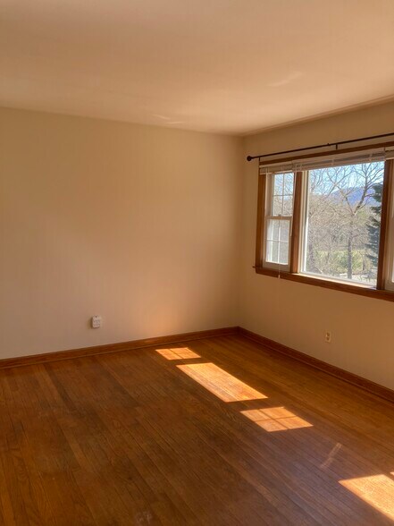 Building Photo - 2533 Wildwood Rd