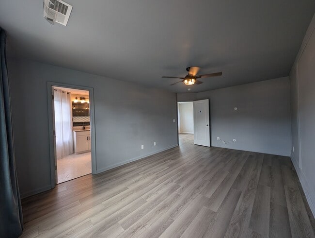 Building Photo - Modern Corner Lot Townhome located in the Ivy Ridge Community in South Carolina !
