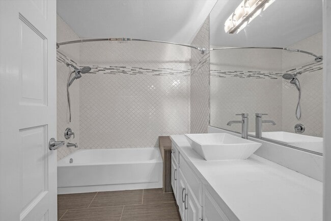 Building Photo - Spanish Trails Pool Home