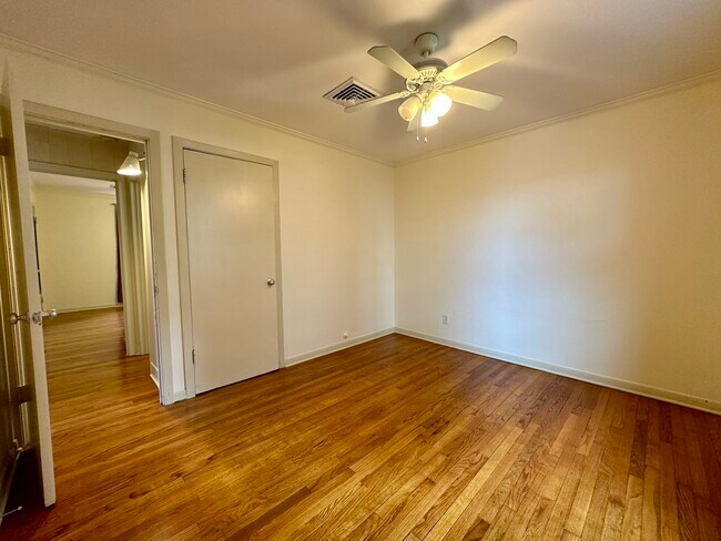 Building Photo - 914 1/2 W 21st St