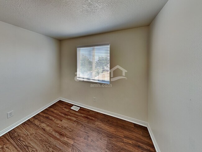 Building Photo - 8558 Laurel Oak Dr