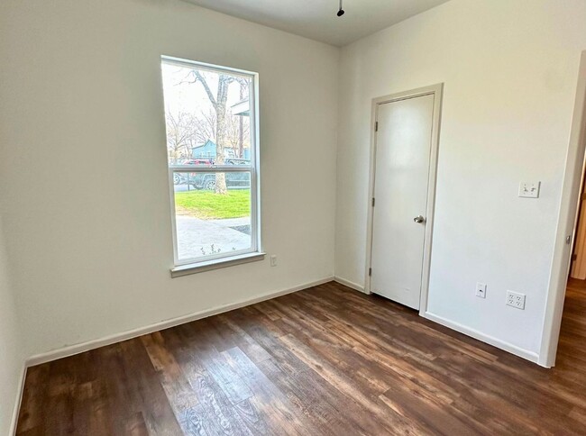 Building Photo - Charming 3 Bed 2 Bath Home - Fenced Backyard!