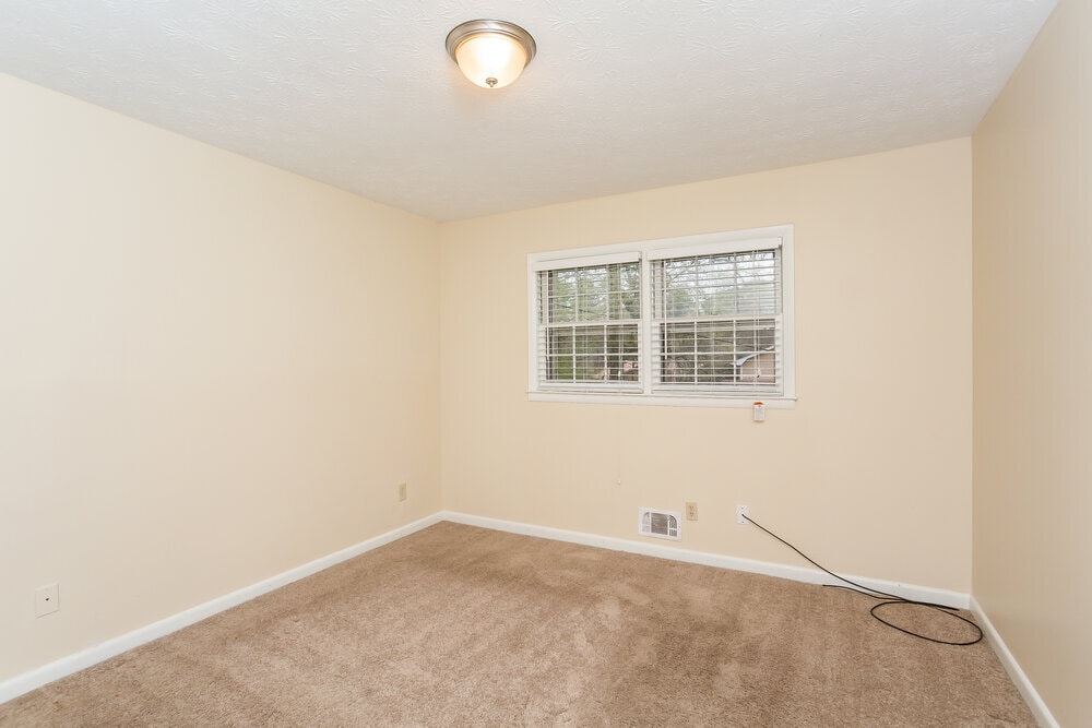 Building Photo - 2115 Pine Knoll Cir NE