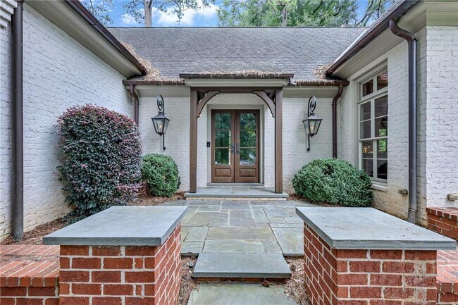 Building Photo - 425 Broadland Rd NW