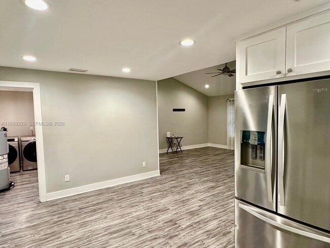 Building Photo - 399 SW Broderick Dr