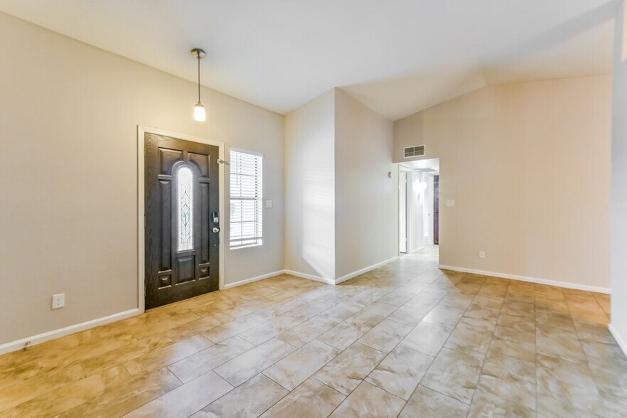 Building Photo - 2641 E Isabella Ave
