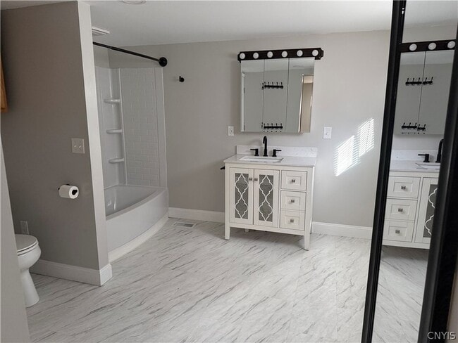 Building Photo - 215 E Hoard St