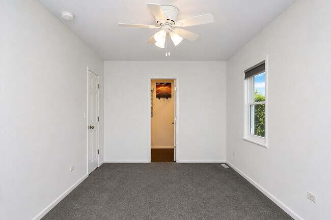Building Photo - 697 Hickory Dr