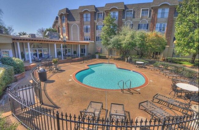 Building Photo - 1BD/1BA Condo located in The Monarch