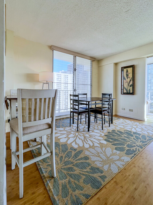 Dining Area - 2575 Kuhio Ave