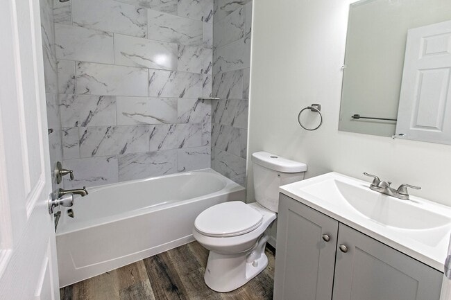 Building Photo - 3 bedroom, 1.5 bath fully renovated townhome in City of Wilmington