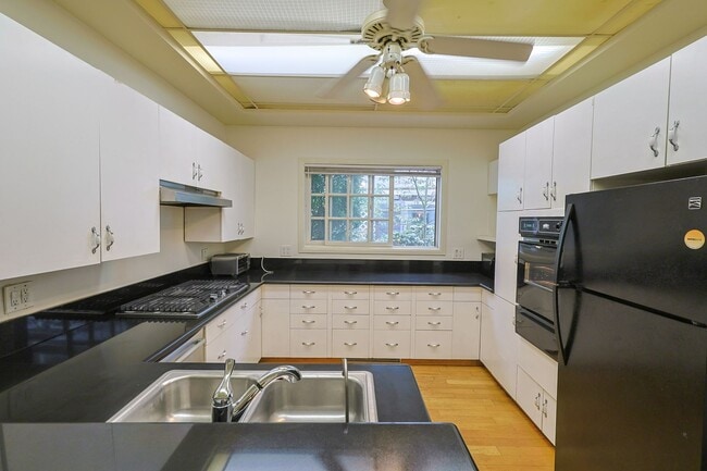 Building Photo - 1179 W 28th St