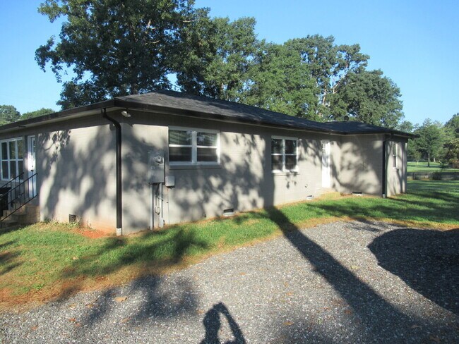 Building Photo - Spacious, Move-In Ready Rental with Modern Updates on the West Side of Lincolnton!