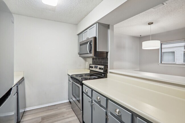 Kitchen open to Dining room - 1813 Huntingdon Chase