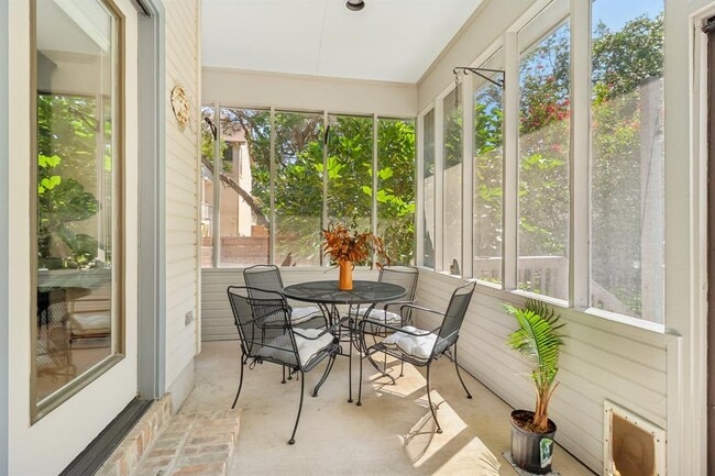 Building Photo - 617 Evergreen Ln