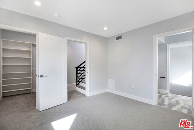 Building Photo - 6032 Romaine St