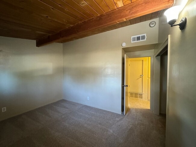 Building Photo - Spacious home near Bakersfield College & Bluffs!