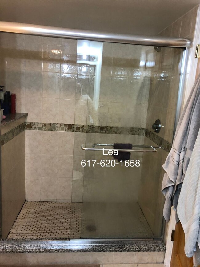 Building Photo - SEPT Incredible 5bed w/ 2 FULL bath! Right...
