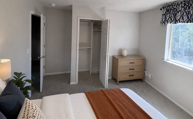 Building Photo - 704 Country Club Dr