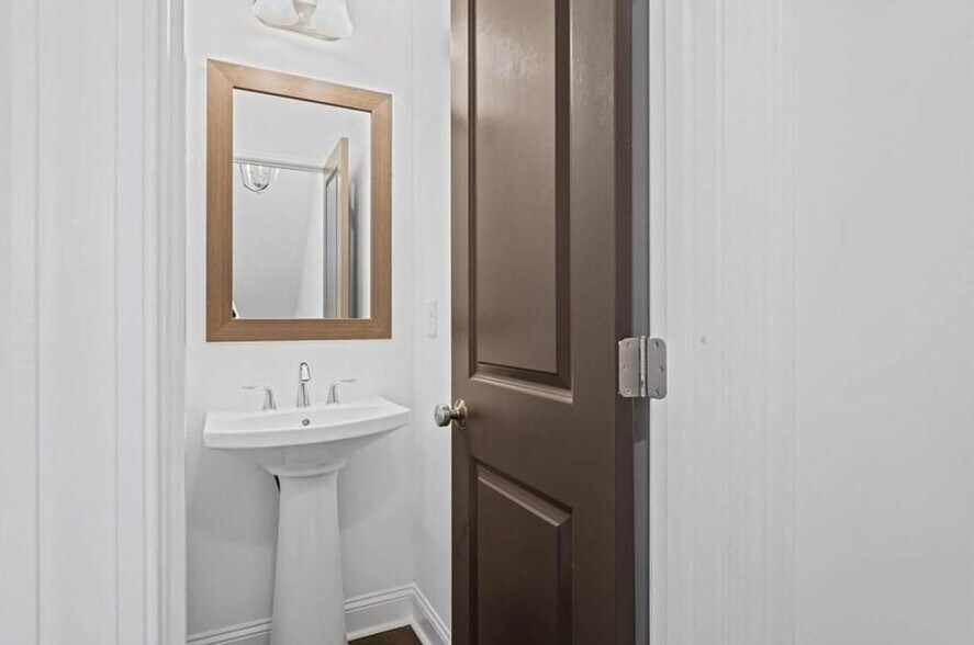 Building Photo - 4590 Sims Pk Overlook