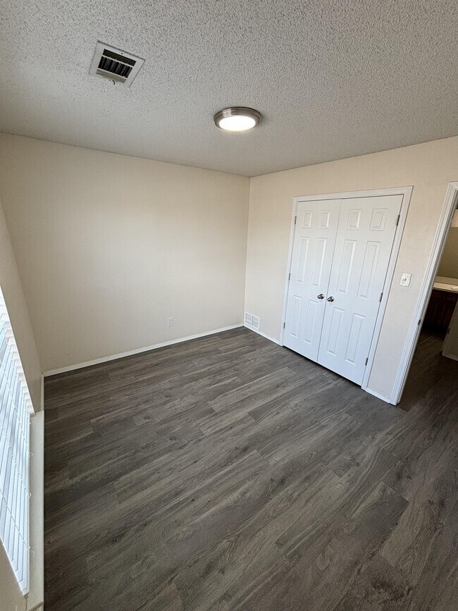 Building Photo - 8812 Skypark Dr