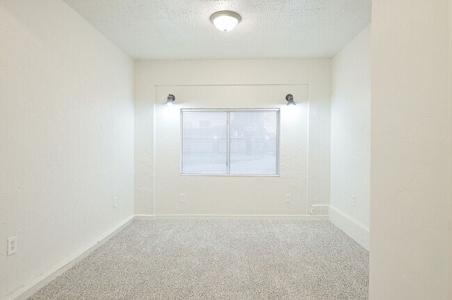 Building Photo - 941 NE 28th St