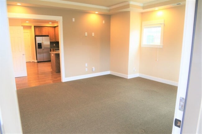 Building Photo - 4 bed/2 bath 1000 feet From Monroe