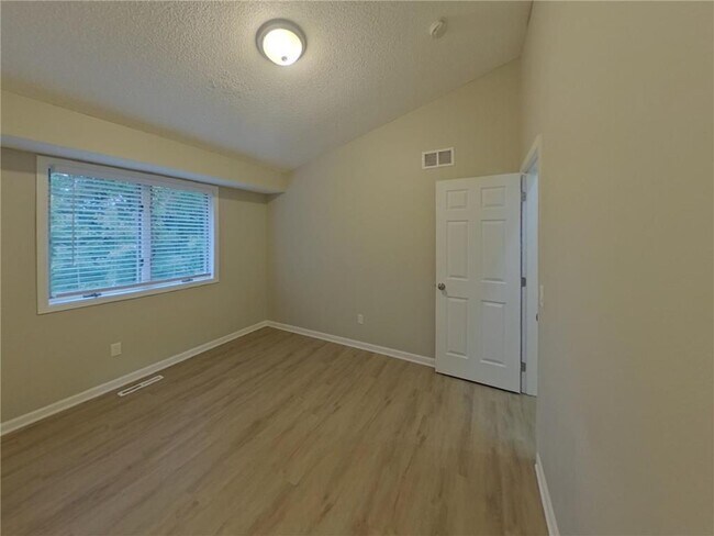 Building Photo - 4448 Hamilton Dr