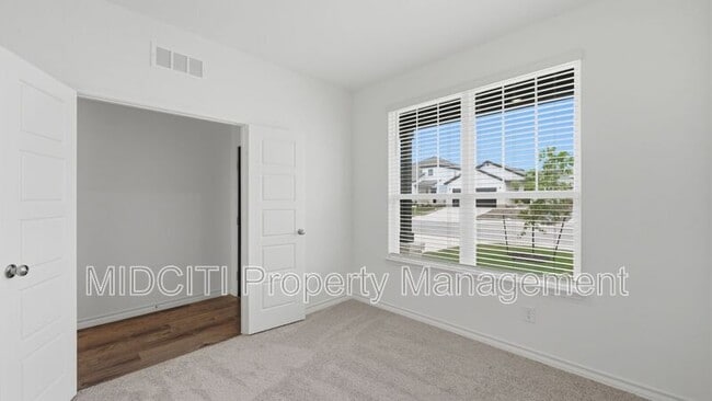 Building Photo - 966 Bluegrass Pt