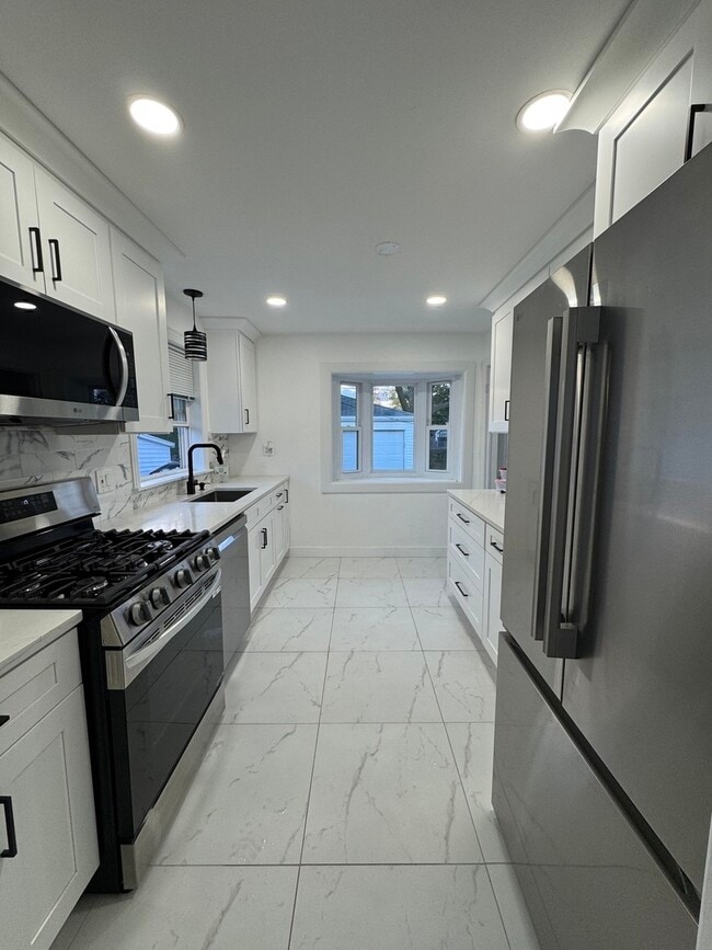 Building Photo - 896 Webster Ln