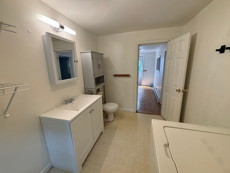 Building Photo - 164 Bowen St