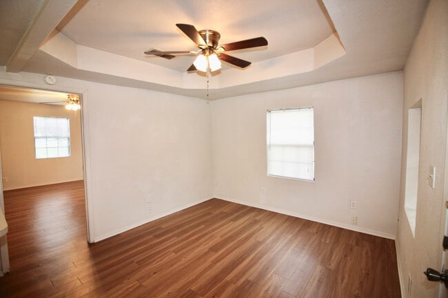 Building Photo - FOR LEASE! Cozy One Bedroom Home With Cent...
