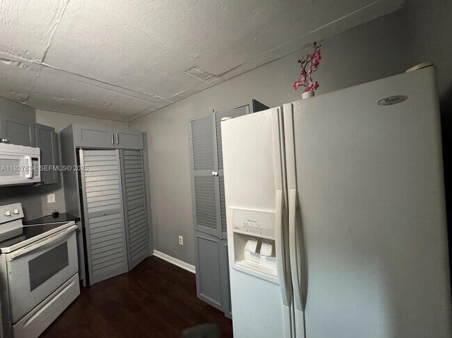 Building Photo - 855 NE 209th St