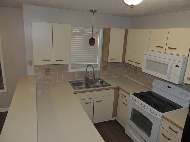 Building Photo - 1018 Wood Creek Dr