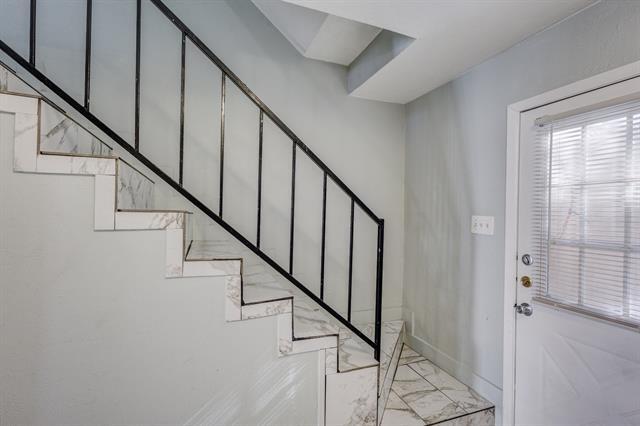 Building Photo - 613 Carriagehouse Ln