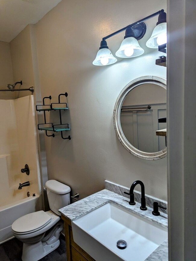 Building Photo - *Rent Special* 3 bedroom 2 bath home on th...